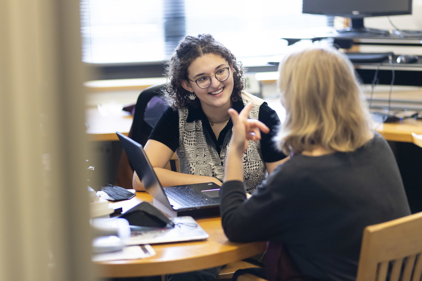 Nola Thury ’22 talking with a woman at a table