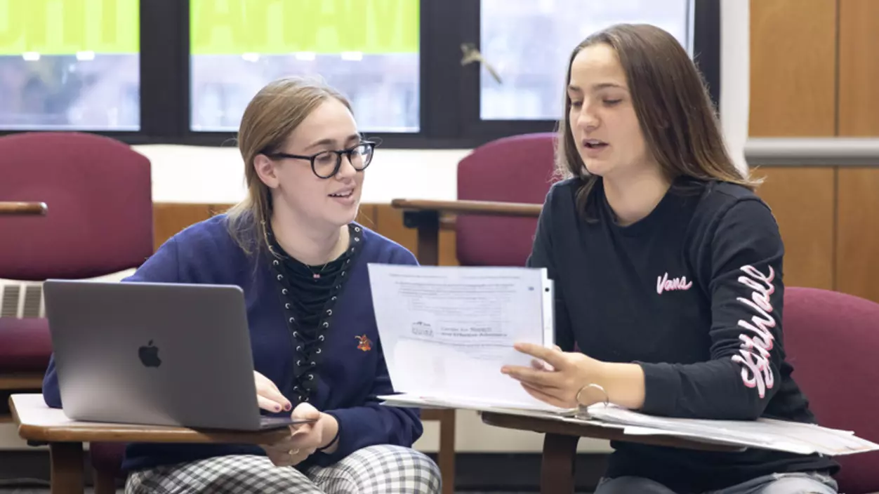 Student staff in the Center for Speech and Effective Advocacy helps a student with their speech.