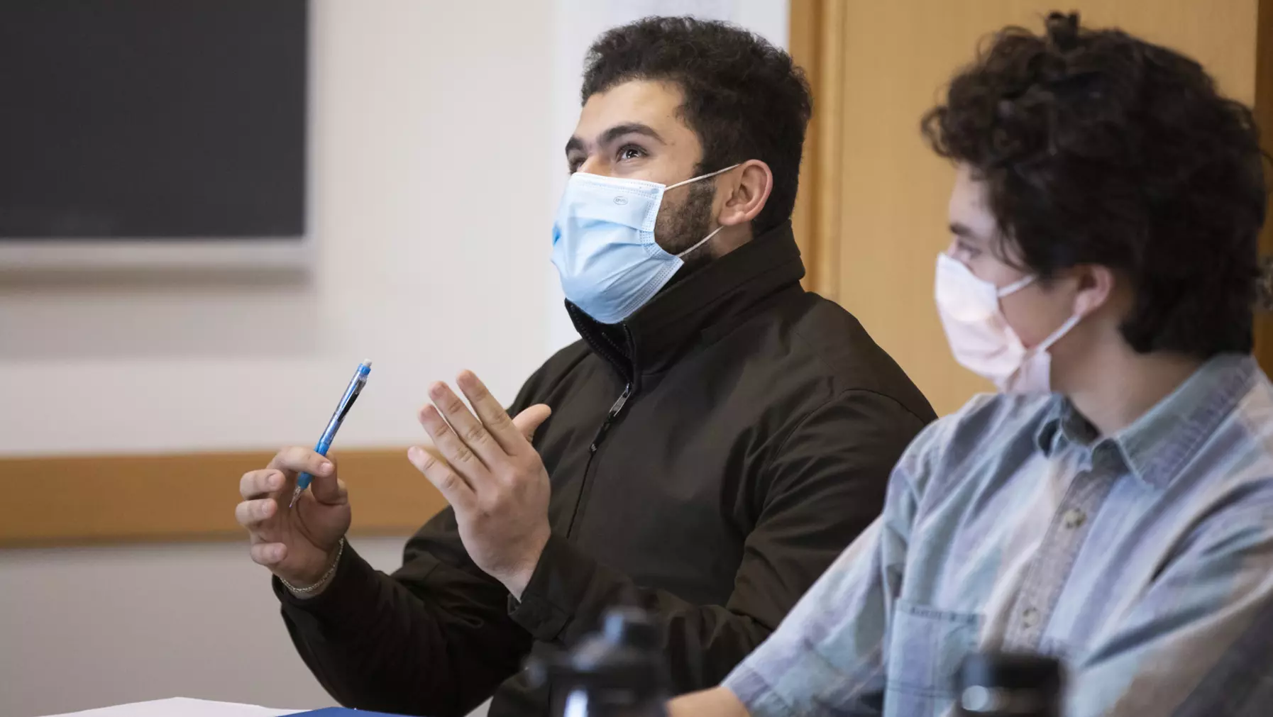 A student shares their thoughts during a discussion with Viet Thanh Nguyen