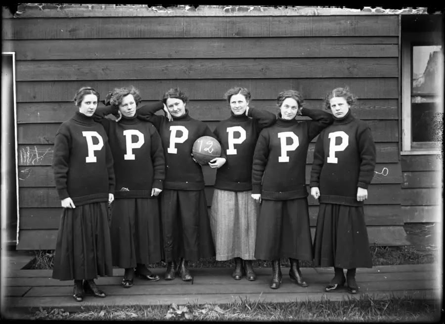 Women's basketball team, 1912–1913.